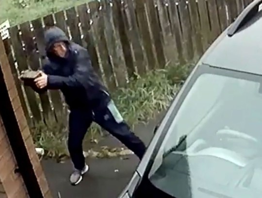 Пишман крадец опита да разбие колата на инвалид и го застигна страшна карма ВИДЕО 