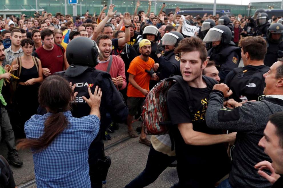 Протестът в Барселона се разрасна, в града е страшно СНИМКИ