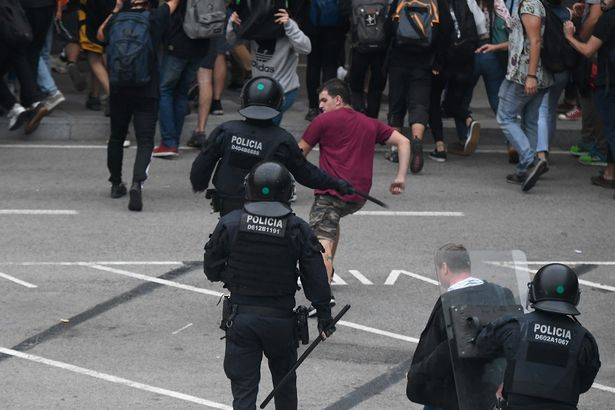 Полицията атакува протестиращите в Барселона СНИМКИ