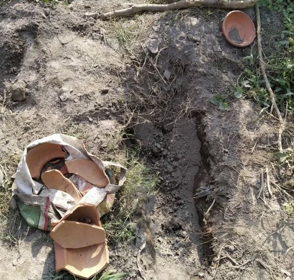 Почернени родители спасиха 3-дневно бебе, погребано живо в делва ВИДЕО 