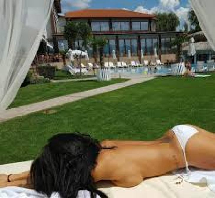 Избори 18+ в Перник! Алтернативата е с едни огромни гърди напред СНИМКИ 
