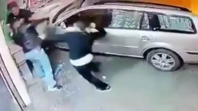 Баща прегази нападател на сина си и смаза с бухалка негов приятел ВИДЕО 18+
