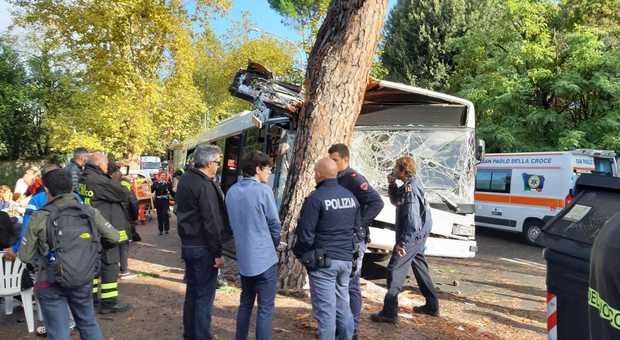 Автобус, пълен с пътници, се вряза в дърво в Рим ВИДЕО