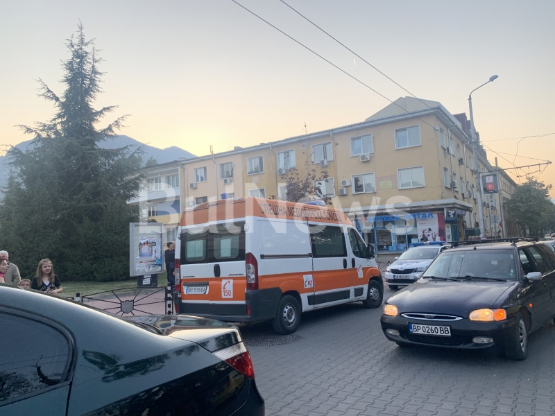 Страшен екшън в центъра на Враца, полиция блокира площада, човек лежи безжизнен на земята СНИМКИ 