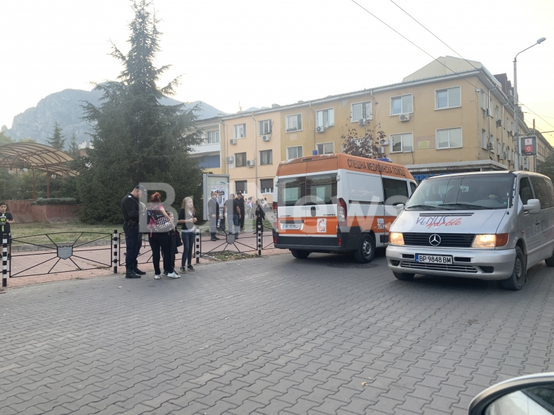 Страшен екшън в центъра на Враца, полиция блокира площада, човек лежи безжизнен на земята СНИМКИ 