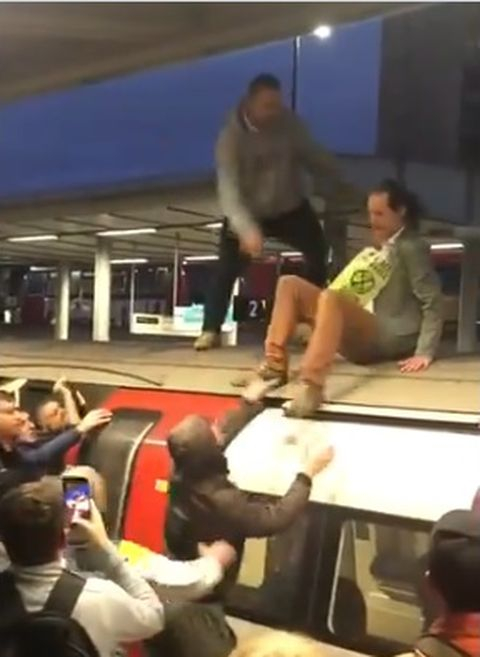 Див екшън в лондонското метро в час пик ВИДЕО