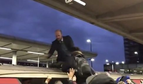 Див екшън в лондонското метро в час пик ВИДЕО