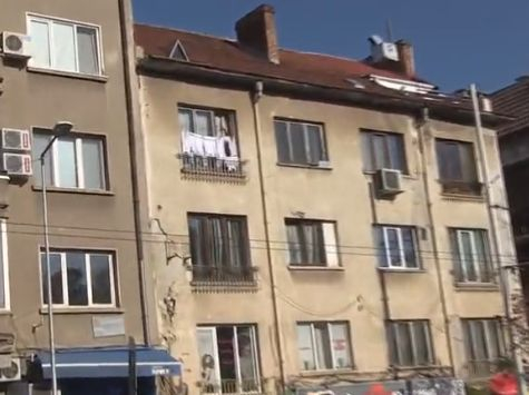 БЛИЦ TV: Куриозна гледка на бул. "Прага" в София