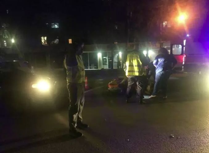Кошмарна катастрофа в центъра на Казанлък, мъж лежи на земята СНИМКА 