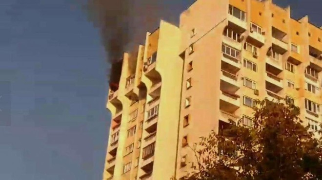 Извънредно! Огнен ужас в Зона Б-5 в София, тече евакуация ВИДЕО