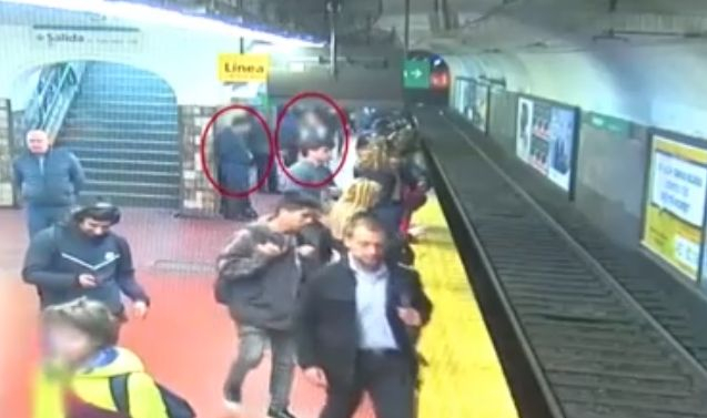 Ужасяващ инцидент в метрото на Буенос Айрес ВИДЕО