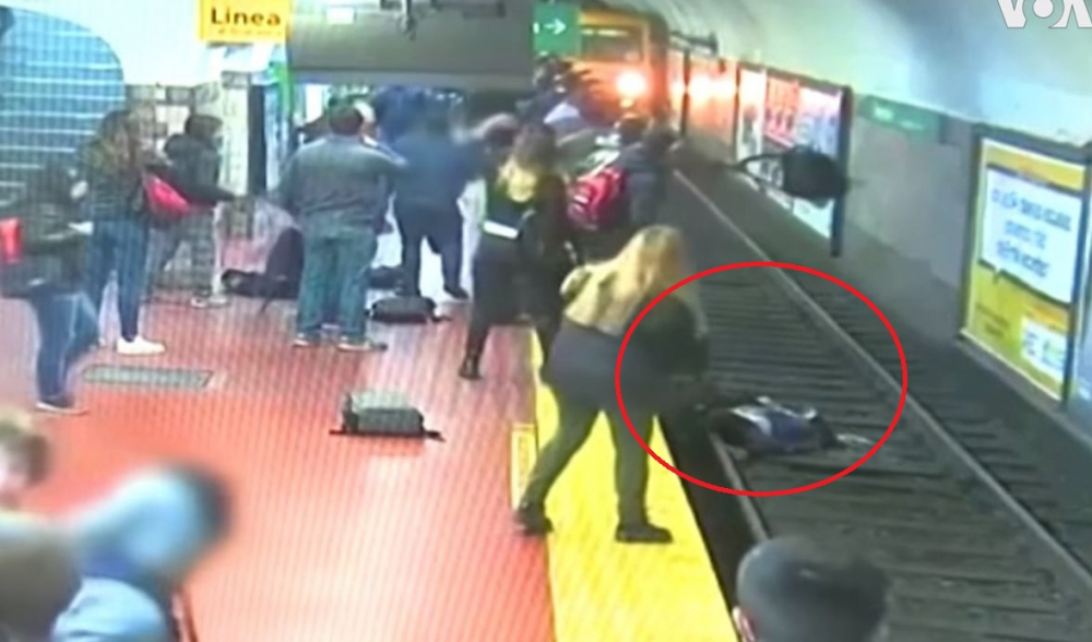 Ужасяващ инцидент в метрото на Буенос Айрес ВИДЕО