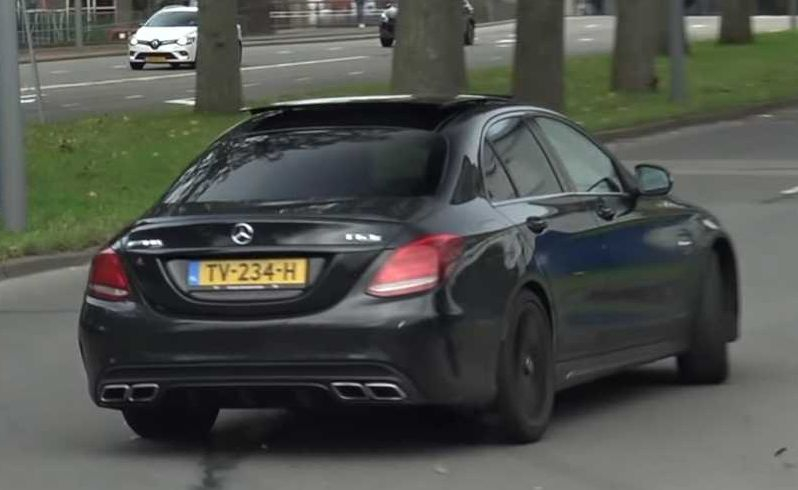 Жалка картинка: Неуспешен дрифт на Mercedes-AMG и "среща" с дърво ВИДЕО