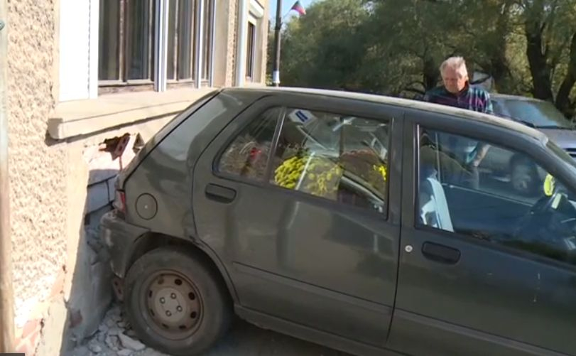 Зрелищни СНИМКИ от катастрофата с врязала се кола в къща в Бистрица