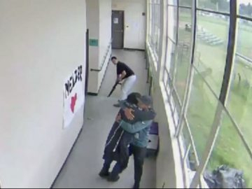 Ученик иска да разстреля всички, обезвреждат го с прегръдка ВИДЕО