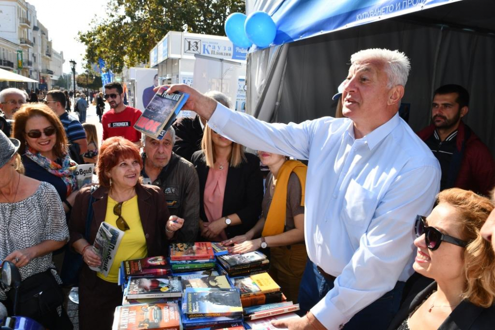 Здравко Димитров подари над 400 книги в рамките на инициативата от „От приятели за приятели“