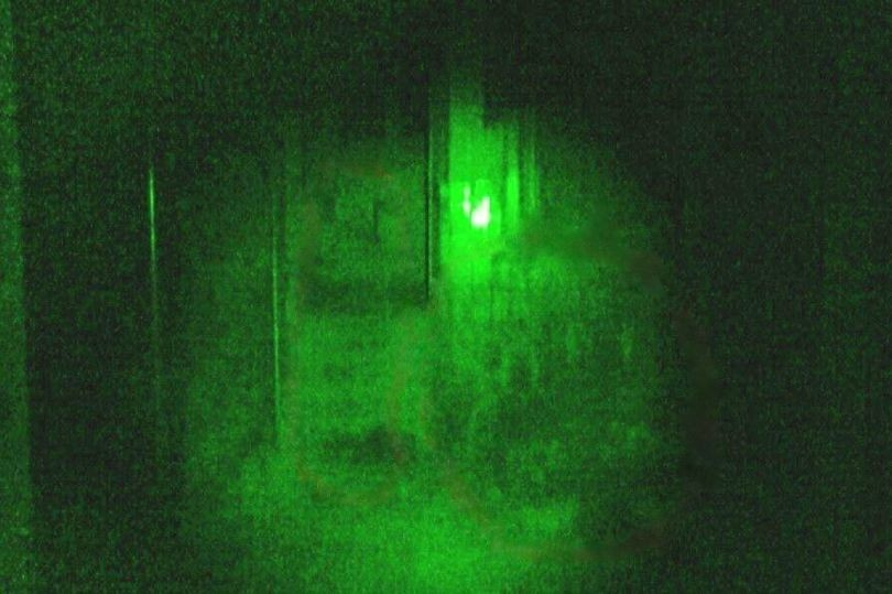 Двойка обикаляше изоставено училище, когато се случи нещо страховито СНИМКИ