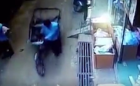 Невиждан късмет! 3-годишно дете падна от 11 м. височина върху рикша ВИДЕО
