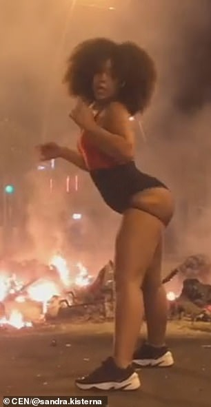 Блогърка взриви мрежата с туърка си насред опожарена Барселона ВИДЕО 