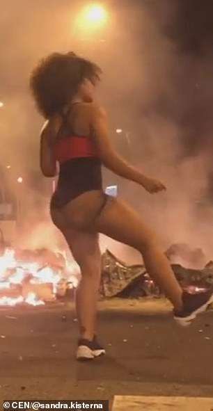 Блогърка взриви мрежата с туърка си насред опожарена Барселона ВИДЕО 