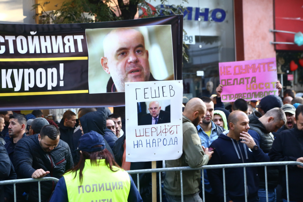 Провокатори се опитват да саботират с дирижиран протест избора на Гешев за главен прокурор! СНИМКИ
