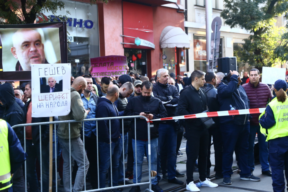Провокатори се опитват да саботират с дирижиран протест избора на Гешев за главен прокурор! СНИМКИ