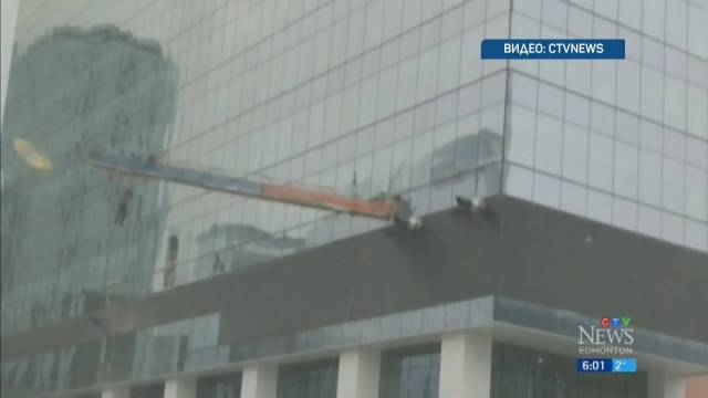 Зрелищен инцидент в Канада, чистачи на косъм от смъртта ВИДЕО
