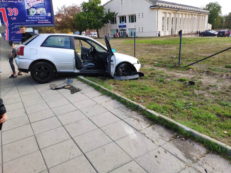 Млада варненка изтърва колата, качи се на тротоара и стана страшно ВИДЕО 