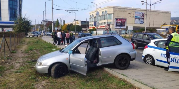 Млада варненка изтърва колата, качи се на тротоара и стана страшно ВИДЕО 