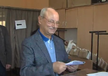 Ахмед Доган пусна своя глас в ранни зори  СНИМКИ