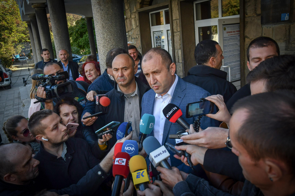 Румен Радев гласува и не отговори на един въпрос СНИМКИ
