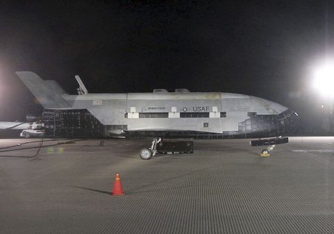 Завърши рекордната мисия на тайния американски космически самолет СНИМКИ