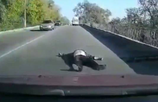 Шок и ужас! Мъж изпадна от линейка в движение ВИДЕО