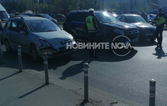 Верижна катастрофа затапи бул. "Цариградско шосе" в София СНИМКИ