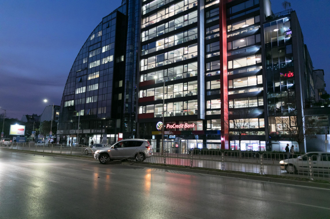 Шофьорка размаза тузарския си джип в центъра на София СНИМКИ