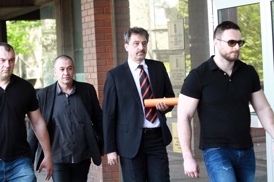 Хора на Цветан Василев отчитали източеното от КТБ с лепящи листчета