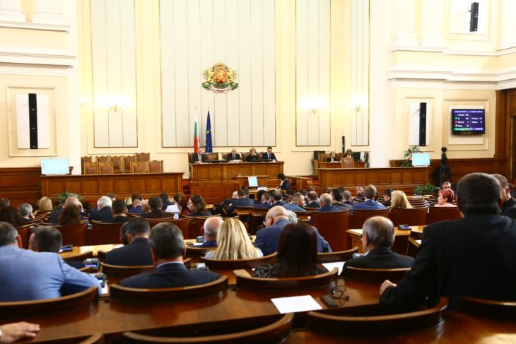 Върнаха се на работа за час: Депутатите си уредиха нова почивка