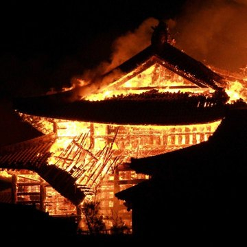 Уникален древен замък, под егидата на Юнеско, напълно изгоря в Япония ВИДЕО