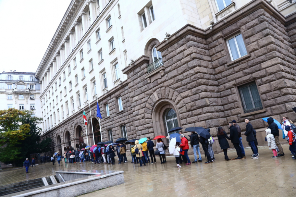 БЛИЦ TV показва какво се случва днес в президенството на „Дондуков“ 2