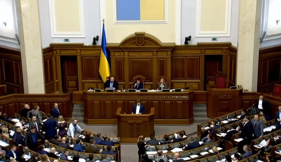 Сеир: Депутатка се разрева по време на заседание ВИДЕО