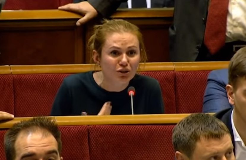 Сеир: Депутатка се разрева по време на заседание ВИДЕО
