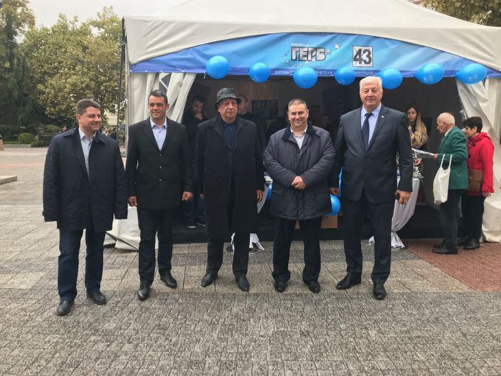 Здравко Димитров разговаря с граждани на Пловдив при централната предизборна шатра на „Главната“