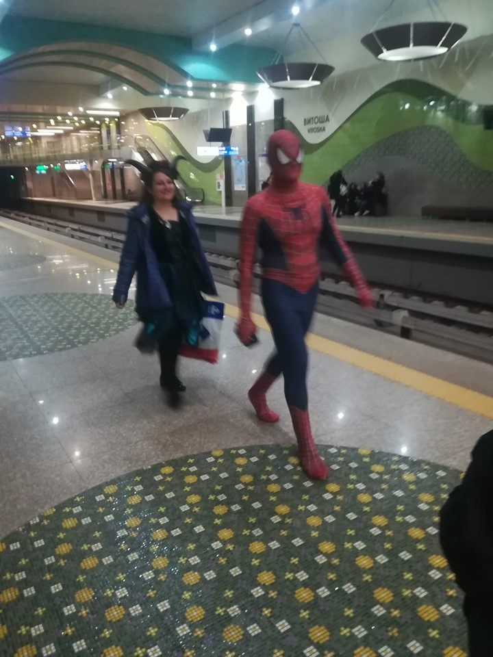Само в БЛИЦ: Странен пътник в столичното метро разбуни духовете в мрежата СНИМКА 