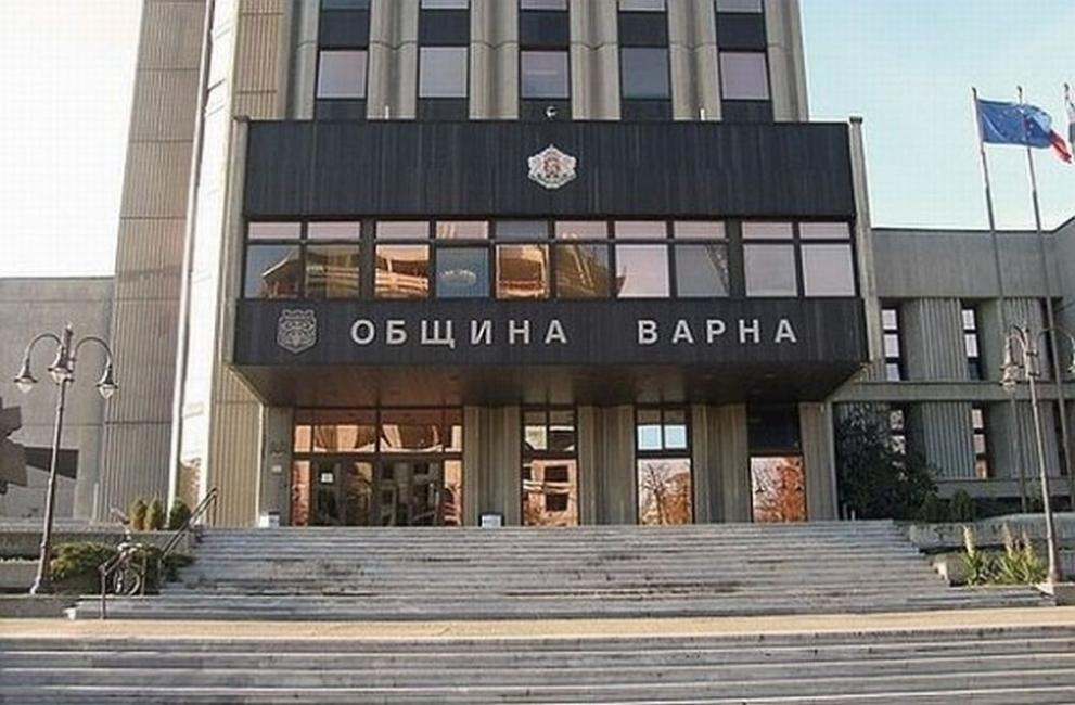 Страшен екшън в ранни зори пред община Варна СНИМКА