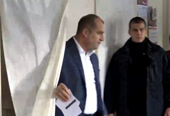 Президентът Радев гласува и разкри защо Макрон е лепнал грозен етикет на българите СНИМКИ