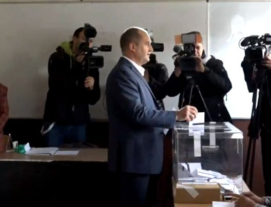 Президентът Радев гласува и разкри защо Макрон е лепнал грозен етикет на българите СНИМКИ