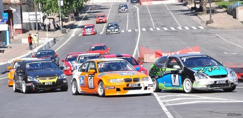 Бясна гонитба в няколко града между мерцедеса на Борисов и шкодата на Нинова преди финала! 