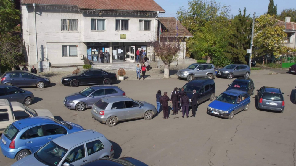 Бесни цигани нападнаха репортери на бургаска медия в созополско село СНИМКИ 
