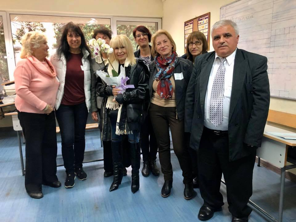 Лили Иванова предизвика фурор в изборна секция СНИМКИ 