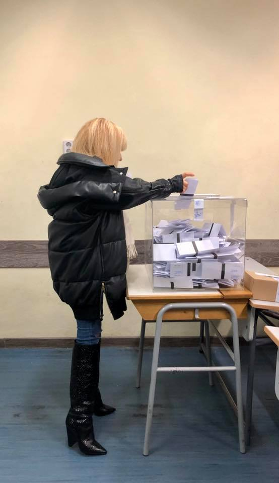 Лили Иванова предизвика фурор в изборна секция СНИМКИ 